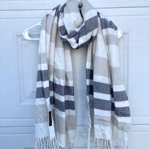 Banana Republic scarf w/fringes